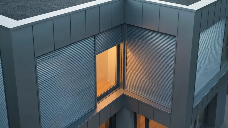 Volets battants colorés sur maison provençale